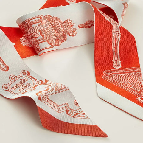 【新品未使用】 Hermes エルメス TWILLY ツイリー 《メルヴェイユーズ・ランタン》 小物 グリ・ペルル / レッド / 白 シルク100％ 新品未使用