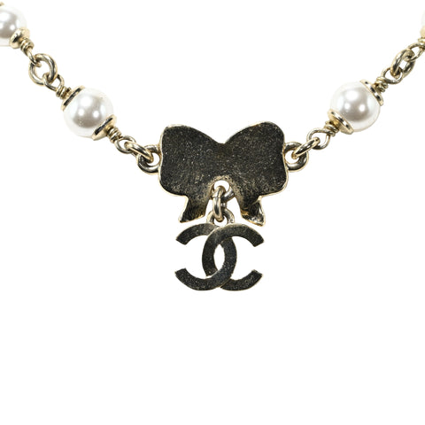 Pre-owned CHANEL COCOMARK RIBON NECKLACE in gold and white with GP and imitation pearls. 