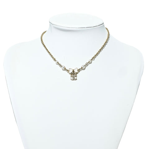 Pre-owned CHANEL COCOMARK RIBON NECKLACE in gold and white with GP and imitation pearls. 