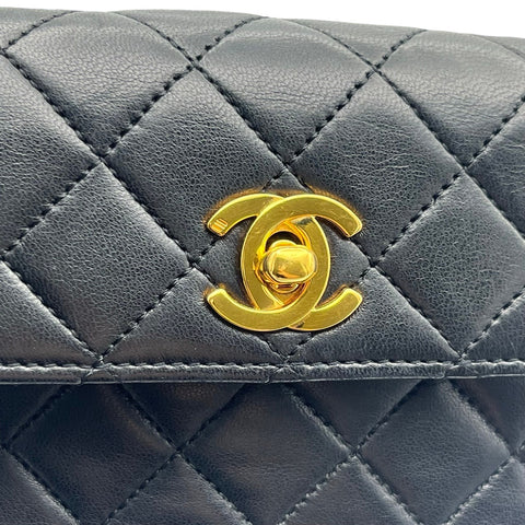 【中古】 CHANEL シャネル ミニマトラッセ ショルダーバッグ ブラック ラムスキン ブラック系 ゴールド金具 1番台(1992～1993年) ブランドバッグ ショルダーバッグ 中古品 (CHANEL,minimatelasse,shourderbag,black,lambskin,gold,used)