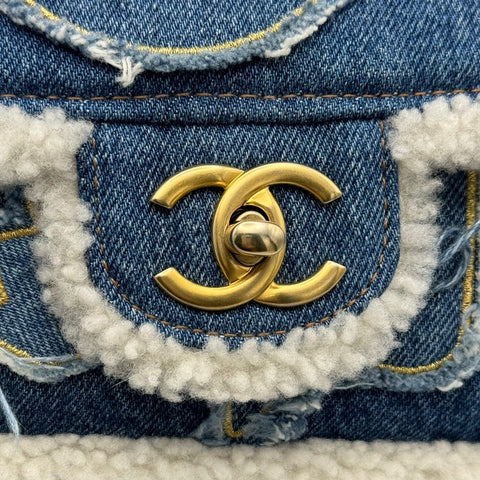 【中古】 CHANEL シャネル パッチワーク デニムムートン チェーン ショルダーバッグ デニム ブルー系 ゴールド金具 28番台(2019年) ブランドバッグ ショルダーバッグ 中古品 (CHANEL,patchwork,denim,mouton,chain,shourderbag,blue,hieroglyph,gold,used)