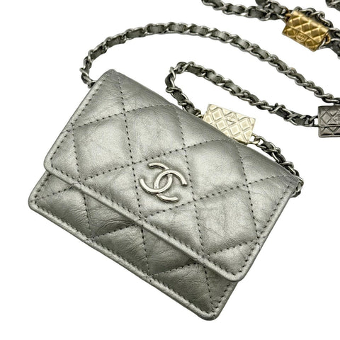 【中古】 CHANEL シャネル ミニチェーンウォレット ポーチ シルバー ラムスキン シルバー系 シルバー金具 31番台(2021年) ブランド財布 中古品 (CHANEL,MATELASSE,silver,lambskin,chainwallet,pouch,used)