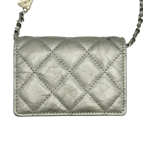 【中古】 CHANEL シャネル ミニチェーンウォレット ポーチ シルバー ラムスキン シルバー系 シルバー金具 31番台(2021年) ブランド財布 中古品 (CHANEL,MATELASSE,silver,lambskin,chainwallet,pouch,used)