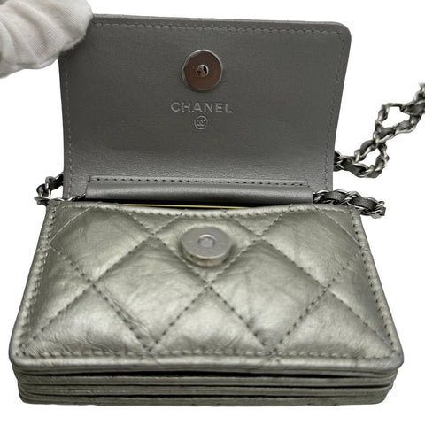 【中古】 CHANEL シャネル ミニチェーンウォレット ポーチ シルバー ラムスキン シルバー系 シルバー金具 31番台(2021年) ブランド財布 中古品 (CHANEL,MATELASSE,silver,lambskin,chainwallet,pouch,used)